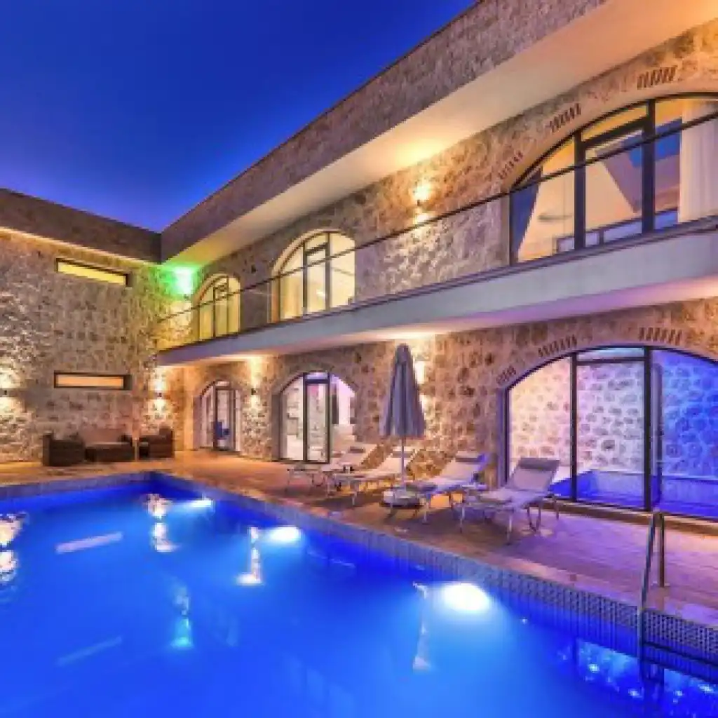 Виллы с крытым бассейном